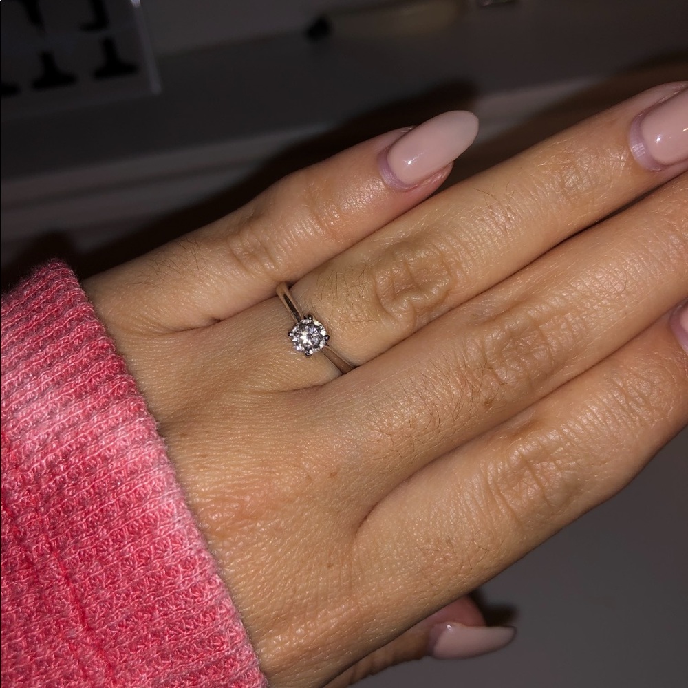 Round brilliant diamond engagement ring